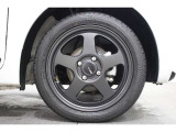 社外のアルミホイールが足元を飾ります!タイヤサイズは165/55R15になります。