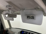 【サンバイザー】車内で身だしなみを整えるためのバニティミラーがセット。お化粧直しや髪型のチェックに活用できます。