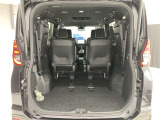 3列目シートは跳ね上げ式で折りたたみが可能です。大きな荷物もしっかり積めそうです。引越しなど、色々な場面に役立つ1台です。