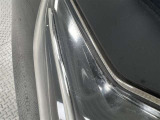 右側のヘッドライトレンズ表面に剥がれがあります。