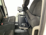 運転席・助手席の背もたれには、2列目シート用にカップホルダー付きの「格納式のシートバックテーブル」を装備しています。休憩時のちょっとした時間などカップを置いたり、小物置きに使えて便利です。