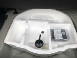 もしパンクをしてしまったら、この溶剤をエア注入口より入れて応急処置をしてください。重いスペアタイヤを積んで走るより燃費向上になるので、パンク修理キット搭載車が増えてます。