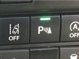 コーナーセンサーを車の前後に装備。障害物までの距離に応じて警告音を変えてお知らせ。縦列駐車時や駐車場・車庫などでの取り回しをサポートします。詳細は販売店スタッフまでおたずねください。