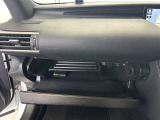 ちょっとしたところは収納ボックスにもなっています。車内はサイズも決まっているので、収納が少ないと思っているアナタ!ご安心ください。さまざまなところに収納が隠れているんです♪
