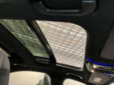 パノラミックルーフで明るい車内と開放感あるドライブをお楽しみいただけます。