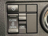 片側パワースライドドアウェルカムオープン機能 降車時にスイッチで予約しておけば、乗車時に電子カードキーを持ってクルマに近づくだけでパワースライドドアが自動でオープン♪