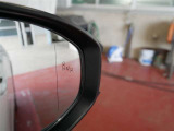 隣車線を走る車両をレーダーで検知し、ドアミラーでは確認しにくい後側方エリアに存在する車両に加え、急接近してくる車両も検知します。車両を検知するとドアミラーに搭載されたLEDインジケーターが点灯します。