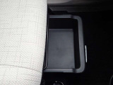【助手席シートアンダーボックス】常備品やシューズなど収納でき室内の整理整頓に役立ちます。