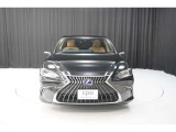 エクステリアは、一目でLEXUSとわかるスピンドルグリルを起点に、人が乗るキャビンの前後を大胆に絞り込んだ菱形のボディと力強く張り出したホイールフレアを融合させ、タイヤの存在を強調しています。