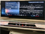 シフトレバー周辺に搭載されたiDrive(ナビのコントローラー)はドライバーの運転姿勢を崩さず、直感的に操作が可能で御座います