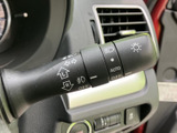 操作感に優れたウインカーレバーは、スムーズな車線変更をサポート。安全運転を意識した設計となっています。