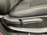 運転席は高さ調節も可能です。