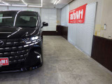 当店では専任のメカニックが大切なお客様のお車を一台一台丁寧に整備いたします。自社認証工場にてリフトアップし下回りまでキッチリ検査いたします。