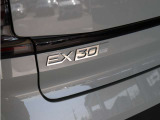 【EX30】コンパクトなパッケージに収められた電気自動車ならではのハイパフォーマンス。ボルボに乗る人だけでなく周囲の人びとも守る先進の安全・運転支援機能を標準装備しています。