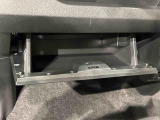 大きな荷物を収納できる、便利な助手席グローブボックス