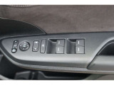 【運転席内ドア 】ミラー操作やウィンドウ開閉スイッチはドライバー目線で配置され、快適な操作性を実現!