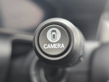 レバー先端のボタンを押すだけで、ナビ画面へ車両周囲のカメラ映像(360度マルチビュー)を即座に表示・切り替えできるスイッチです。