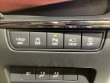 運転席脇のクラスタースイッチ部分にはカメラ切り替えスイッチ、パーキングセンサー、その他走行系スイッチを集中配置しております。