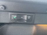 ETCユニットはグローブボックスの中に装着されています。こちらの車両はDSRC(ETC 2.0)に対応していますので、渋滞情報などリアルタイムでナビに反映されます。