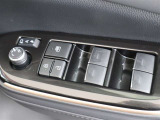 《パワーウインドウスイッチ》車の基本装備のひとつのパワーウインドウです。オート機能もあって、押し方の強弱で調整も出来ます。