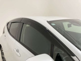 ドアバイザーも付いています。雨の日に少し窓を開けても、雨水が入りにくく、喫煙する方などにも強い味方です。