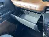 グローブボックス上部にも収納スペースが付いています。