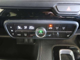 オートエアコンが付いています!1年中快適な室内を提供。車内温度を設定すると風量を自動で調整してくれます。