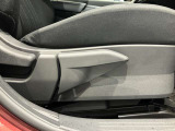 運転席はご自身の適切な運転ポジションへ移動可能なラチェットが付いております。
