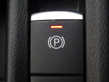 【電動パーキングブレーキスイッチ】オートホールドをONにすると、ブレーキを踏んで停車したときにペダルから足を離しても停車状態を維持!オートホールドをOFFにすることで手動解除のサイドブレーキに!