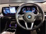 BMWのステアリングはドライバーと車体が一体感に感じれるような操作性を実現しております。また、握りやすさや操作性を向上するためにスイッチ類も配置されております。