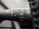 【オートライト】車外の明るさに応じて、自動的にライトの点灯・消灯をしてくれます。