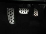 スポーティーな雰囲気を演出してくれるアルミブレーキパッドを装備しています!!