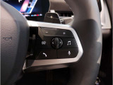 運転中にもオーディオの音量やFMの切り替えなどステアリングでの操作で切り替え可能なため、ステアリングから手を放す必要がない為、運転中でも操作が簡単でございます。