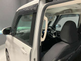 小さなお子様やご年配の方の乗車の際に乗り込みサポートのグリップがついてます。
