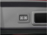 【パワーバックドア】スマートキーや運転席のボタンを押すだけでリアゲートが自動で開閉します。両手に荷物を持っている時や高い位置のバックドアを閉める際に便利な機能です。