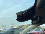 フロント側ドライブレコーダー。運転中の映像・音声などを記録して、交通事故やトラブルが起きた時の正確な状況把握に役立つドライブレコーダーが装着されています。