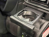 プッシュ式オートオープンカップホルダーを運転席に装備