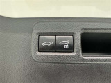 電動式バックドアです。 荷物を持ったままでもボタン一つで自動的に開け閉めできるので便利ですよ。 挟み込み防止機能も付いていますのでお子様の手や荷物を挟み込むのを防いでくれますよ。