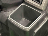 運転席埋め込み式カップホルダー(太ボトル600mm収納可能)
