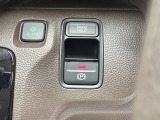 クルマの動きを燃費優先で自動制御するECONモードスイッチ。パーキングブレーキは電子制御式です