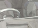 【ヘッドアップディスプレイ】現在の車速表示や目的地へのルート案内やメディア関連のリストを表示する事が可能です。視線移動を減らす事によりドライブに集中して頂けます。