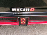 NISMO専用リヤLEDフォグランプで夜間雨天時視認性良。NISMOエンブレム。