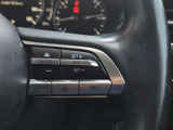 【マツダ・レーダー・クルーズ・コントロール (MRCC)】運転者がアクセルやブレーキを踏まなくても設定した速度での定速走行や先行車との車間距離を一定に保つ追従走行により、運転者の負担を軽減するシステムです。