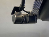 あおり運転対策や予期せぬトラブルへの備えとして心強いドライブレコーダー。走行中の映像をしっかりと記録し、ドライバーと同乗者の安全を見守ります。購入後すぐに安心してドライブを楽しめる人気の装備です。