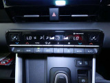 左右独立温度コントロールオートエアコンです。運転席、助手席それぞれで独立して温度設定ができます。冷え性の方が乗っても安心ですね♪