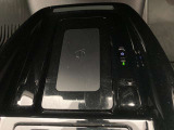 スマートフォンなどの通信機器を充電エリアに置くだけで充電することができます。