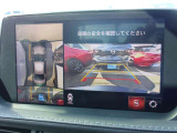 360度ビューカメラを搭載。4方の小型カメラの映像を処理し、車両真上からの映像に変換しています。駐車時大いに役に立ちます。
