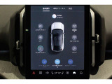 様々な機能が中央のモニターに集約されております。