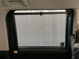 両側サンシェード付き♪休憩中や車中泊の際に外からの視線を遮ることができます♪