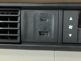 【USBポート】USBポートも装備されています!スマートフォンのオーディオに連携も可能です。今や欠かせない装備の一つです!そして、充電用は急速充電に対応しているtype-Cとなっています♪